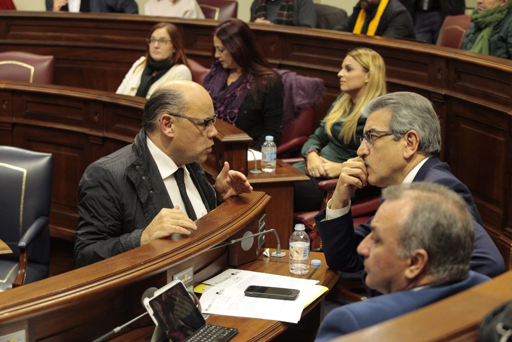 José Miguel Barragán, consejero de Presidencia, Justicia e Igualdad del Gobierno de Canarias, hablando con portavoz de NC, Román Rodríguez.