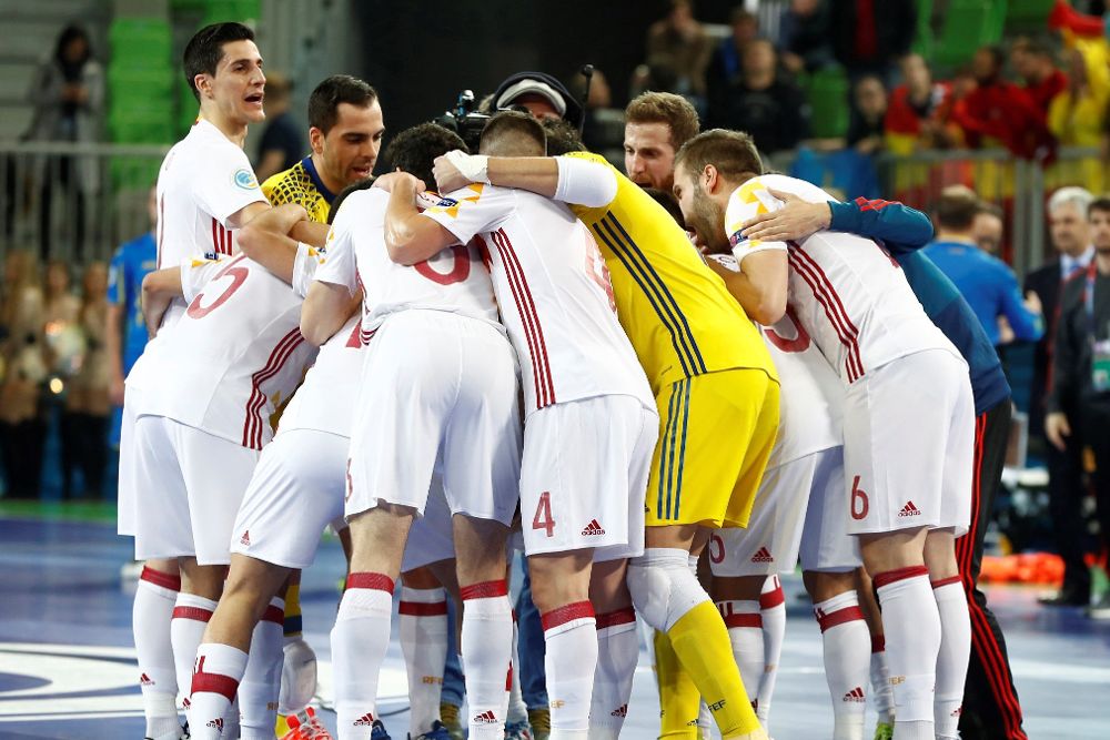 Jugadores de la selección española celebrando la victoria ante Ucrania