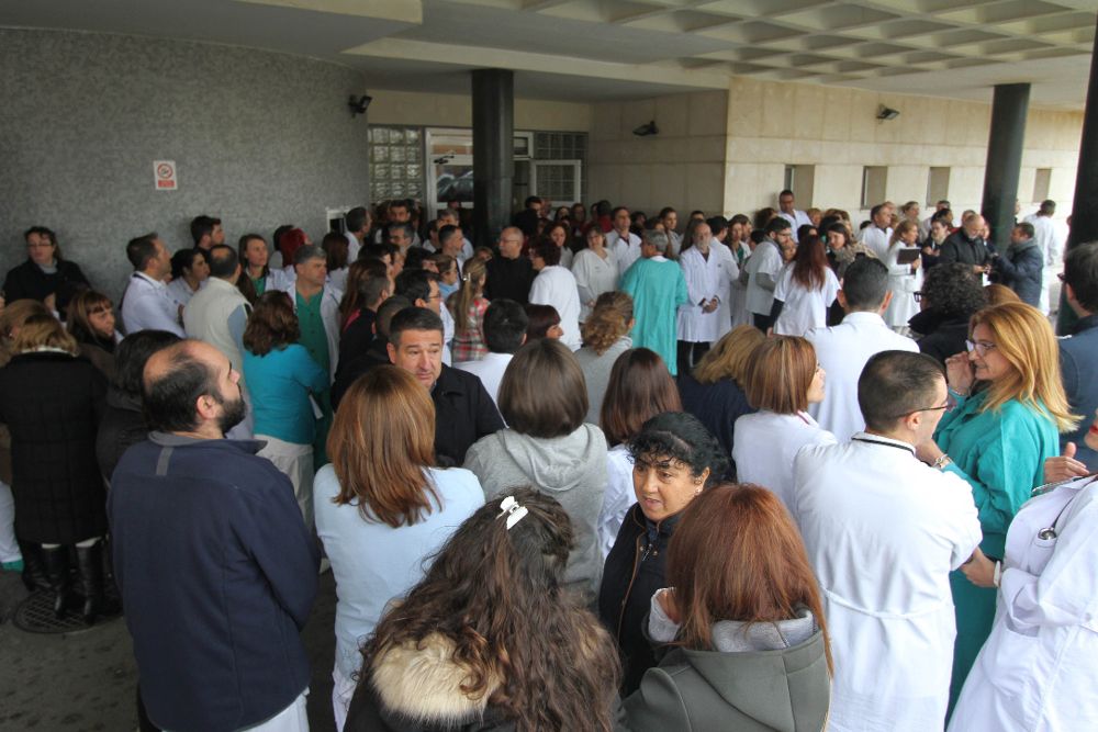 Concentración, hoy, de sanitarios en la puerta de urgencias del hospital de La Línea de la Concepción tras el suceso registrado ayer.