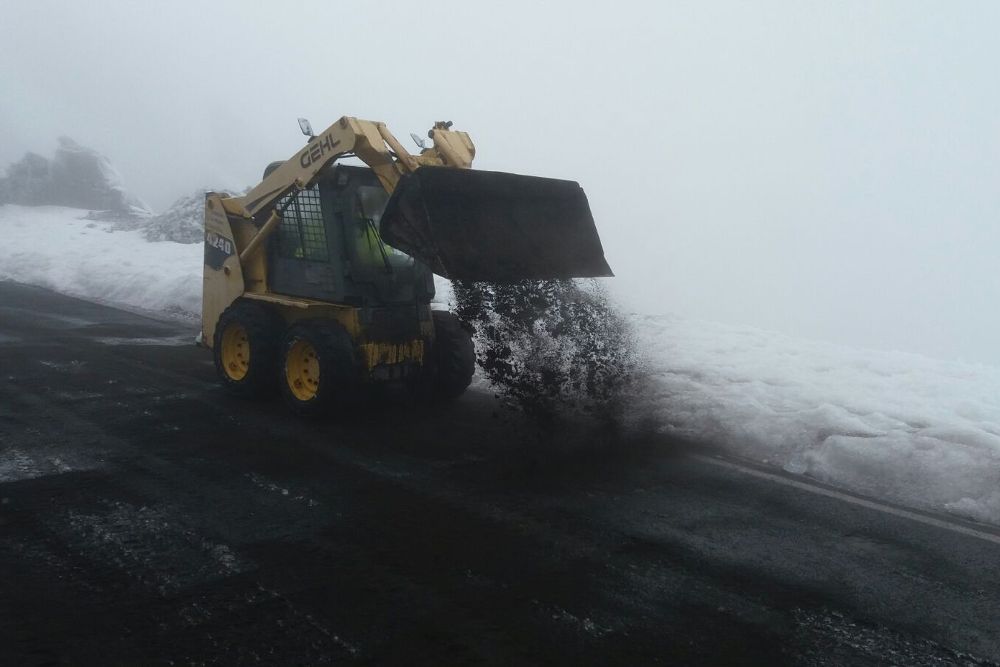 Trabajos de limpieza de nieve en la carretera del Roque de Los Muchachos, ayer.