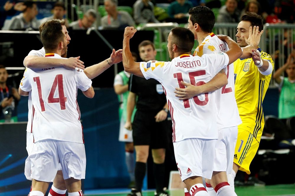 Los jugadores de la selección española de fútbol sala celebrando un gol ante Azerbaiyán