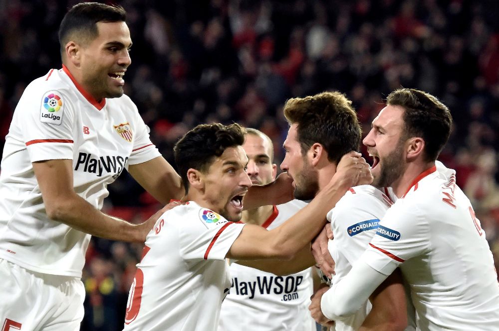 Jugadores del Sevilla celebran con sus compañeros el segundo gol