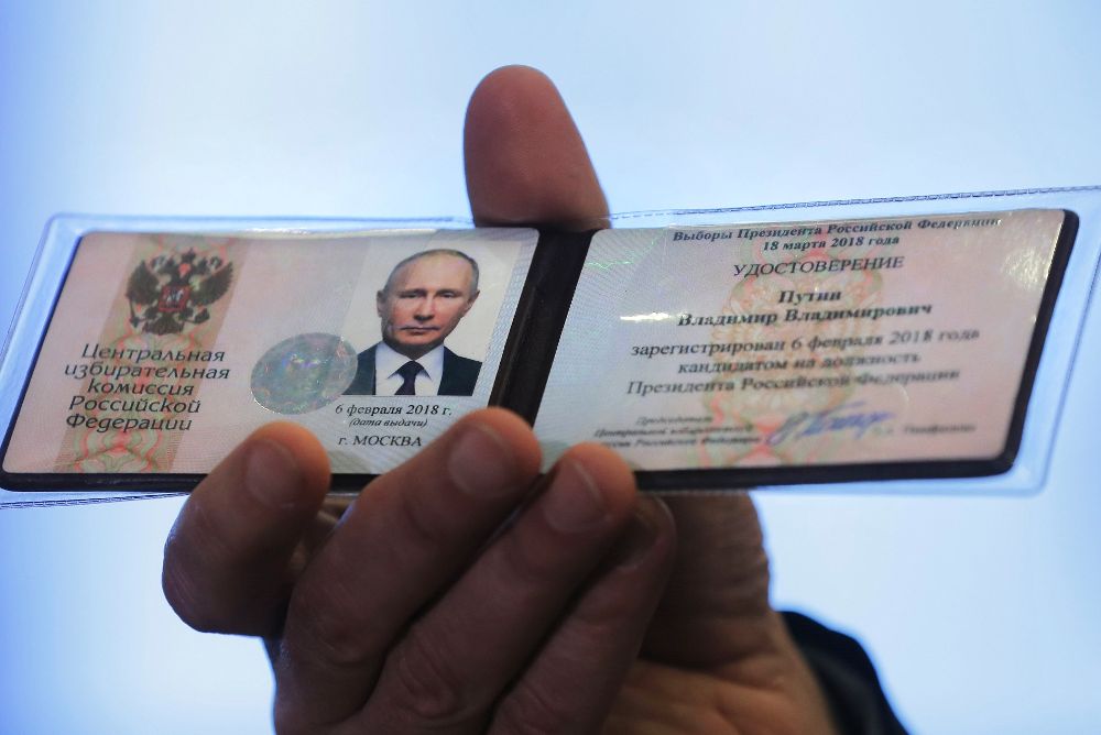 Vista del documento de identidad del presidente ruso.