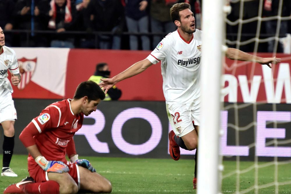 El centrocampista argentino del Sevilla Franco Damián celebra ante su compatriota, el guardameta del Leganés, Nereo Champagne, el segundo gol del equipo andaluz.