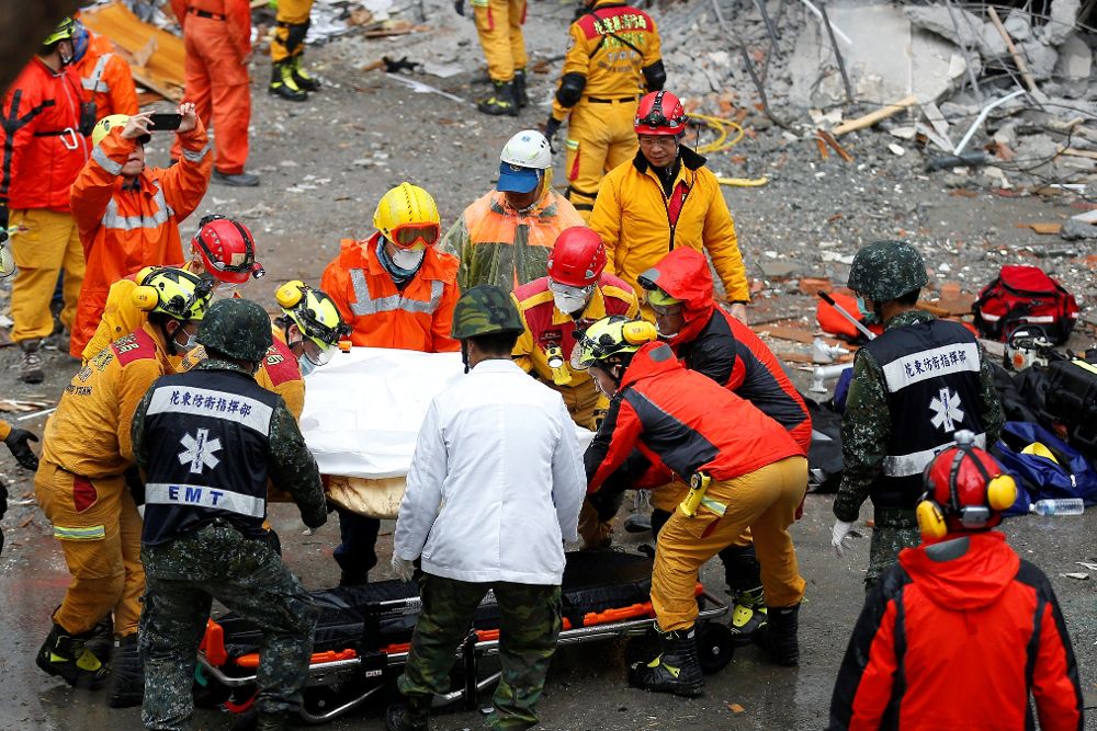 Equipos de rescate tras el terremoto en Taiwán