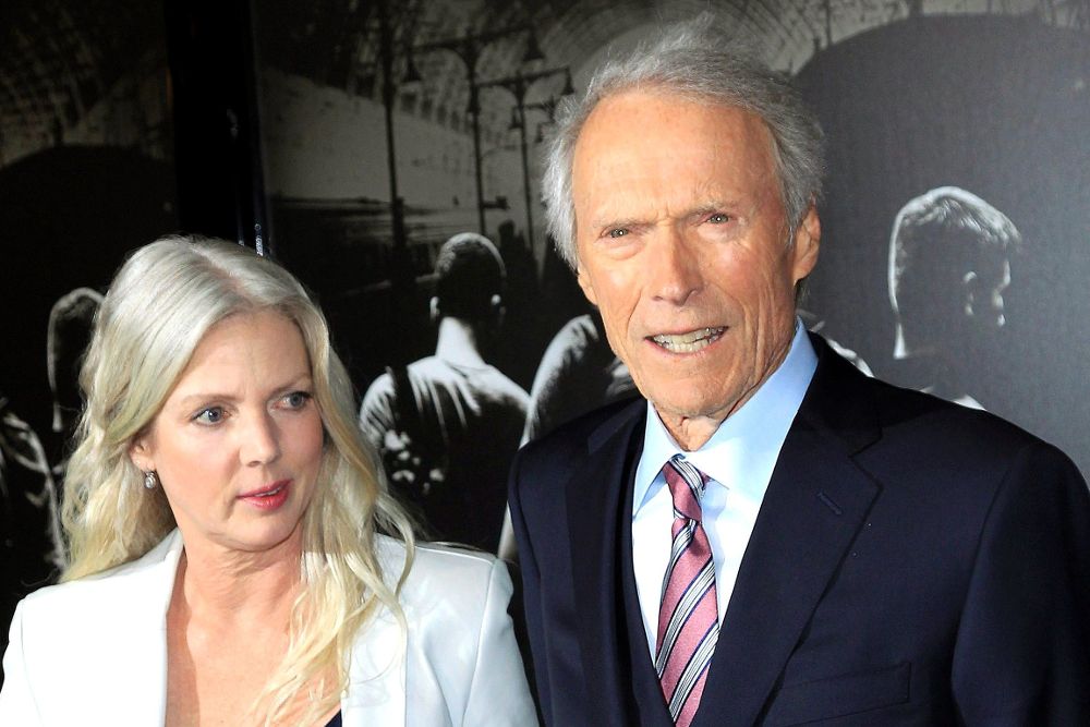 Clint Eastwood posa con su compañera Christina Sandera.