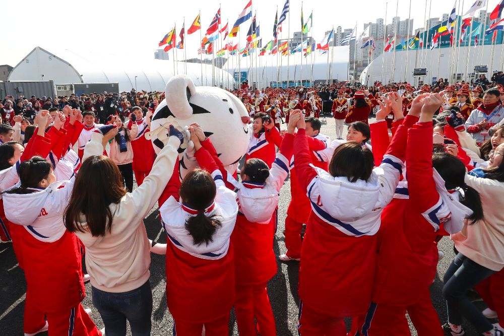 Ceremonia de entrada de los atletas norcoreanos en la Villa Olímpica en Gangneung (Corea del Sur)