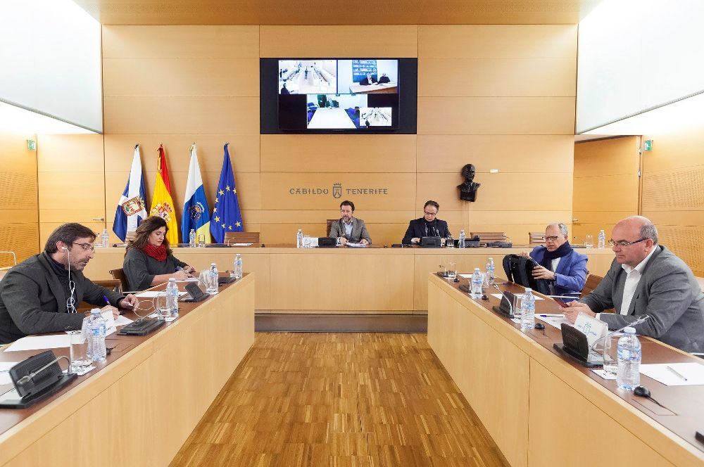 Carlos Alonso, preside la reunión de la asamblea general de la Federación Canaria de Islas (Fecai)