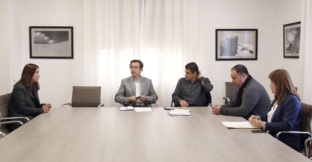 El consejero de Agricultura, Ganadería y Pesca del Cabildo de Tenerife, Jesús Morales (2i), se reunió con representantes de los ayuntamientos del área metropolitana para buscar una solución del conflicto el pasado 25 de enero.