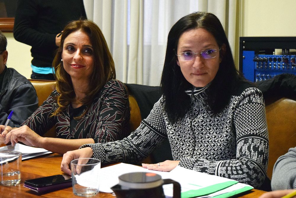 La comisión de control municipal, con la primera teniente de alcalde y concejal de Seguridad, Zaida González (d), y la concejal de Fiestas, Gladis de León.