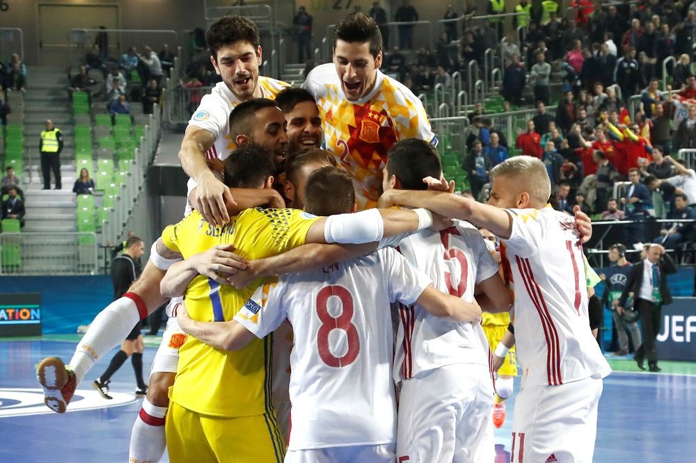 Los jugadores de la selección española celebran el pase a la final.
