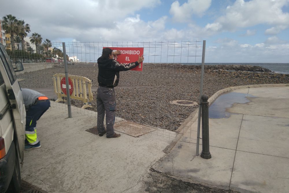 Hoy entra en vigor el bando del alcalde que prohíbe el acceso a la playa.