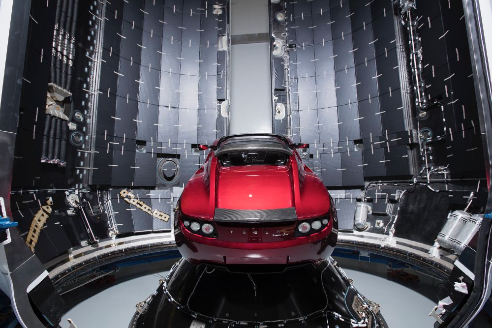 Fotografía cedida por SpaceX, donde aparece el automóvil eléctrico Tesla de color rojo, montado dentro del cohete Falcon Heavy que lo dejará en una órbita cercana a Marte si la misión se desarrolla como está previsto.
