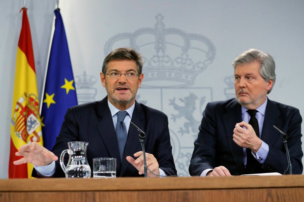 El ministro de Justicia, Rafael Catalá (i), y el de Educación y portavoz del Gobierno, Íñigo Méndez de Vigo, durante la rueda de prensa tras la reunión del Consejo de Ministros.