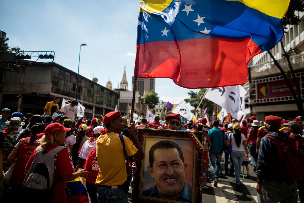 El dirigente político Diosdado Cabello (c) participa en una movilización.