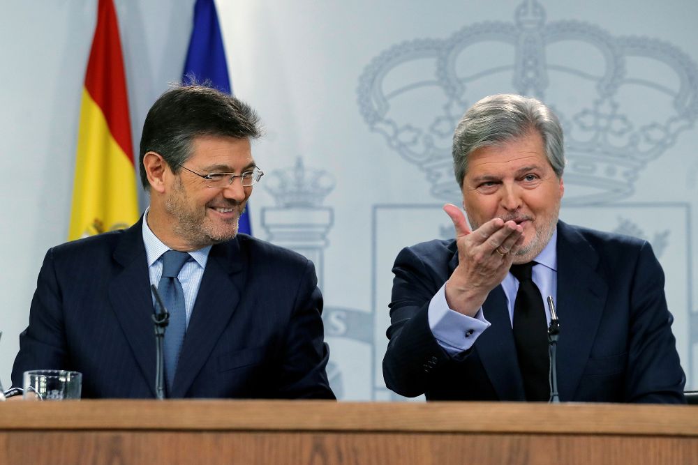 El ministro de Justicia, Rafael Catalá, y el ministro de Educación y portavoz del Gobierno, Íñigo Méndez de Vigo (d), durante la rueda de prensa que han ofrecido tras la reunión del Consejo de Ministros.