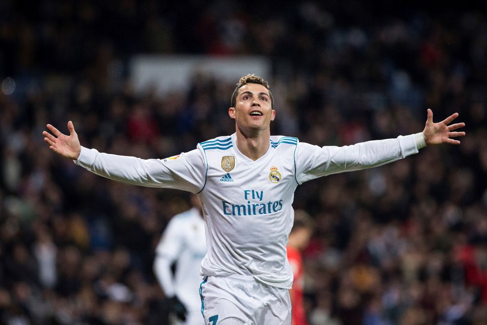 El delantero del Real Madrid, Cristiano Ronaldo, celebra el cuarto gol del equipo madridista durante el encuentro correspondiente a la jornada 23 de primera división que disputan esta noche frente a la Real Sociedad en el estadio Santiago Bernabéu, en Madrid.