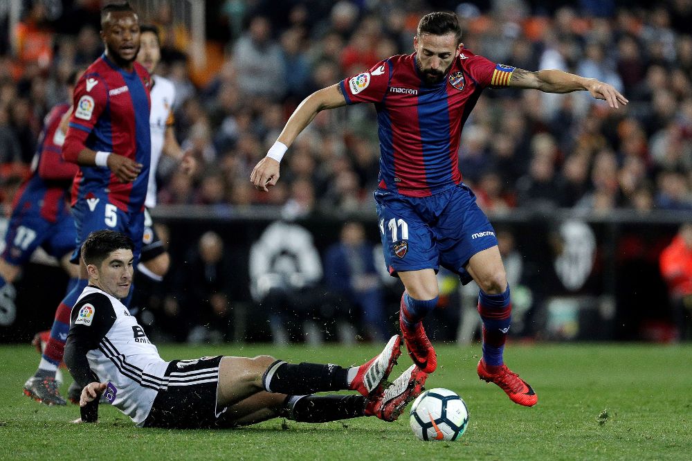 El centrocampista del Levante UD, José Luis Morales (d), se lleva el balón ante el defensa del Valencia CF, Carlos Soler.
