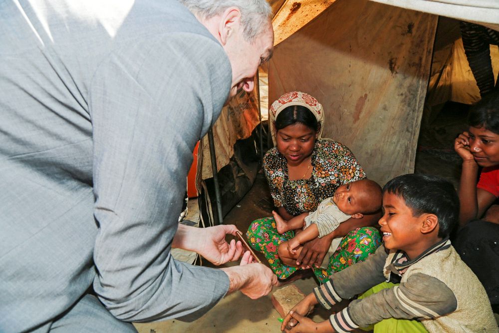 El presidente de la Subcomisión de Derechos Humanos del Parlamento Europeo, Pier Antonio Panzeri (i), charla con una familia rohinyá en Bangladesh.