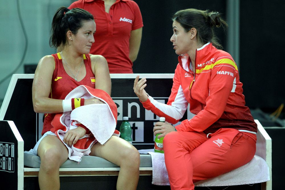 La tenista española Lara Arruabarrena (i) junto a la capitana Anabel Medina, en su partido ante la italiana Carla Errani.