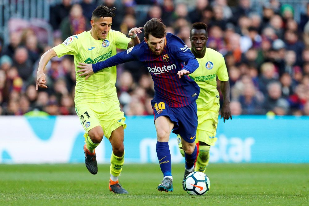 El delantero argentino del Barcelona Lionel Messi pelea un balón durante el partido contra el Getafe.