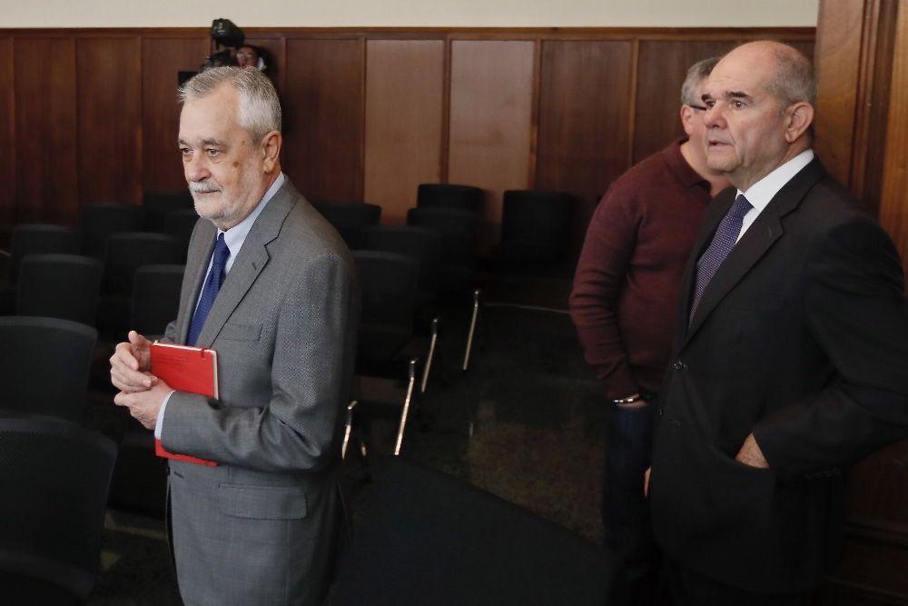 Los expresidentes socialistas José Antonio Griñán (i) y Manuel Chaves, a la llegada a la sala de la Audiencia de Sevilla.