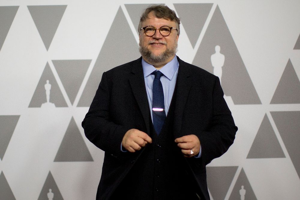 El director mexicano Guillermo del Toro posa a su llegada al tradicional almuerzo previo a la entrega de los Premios Óscar.