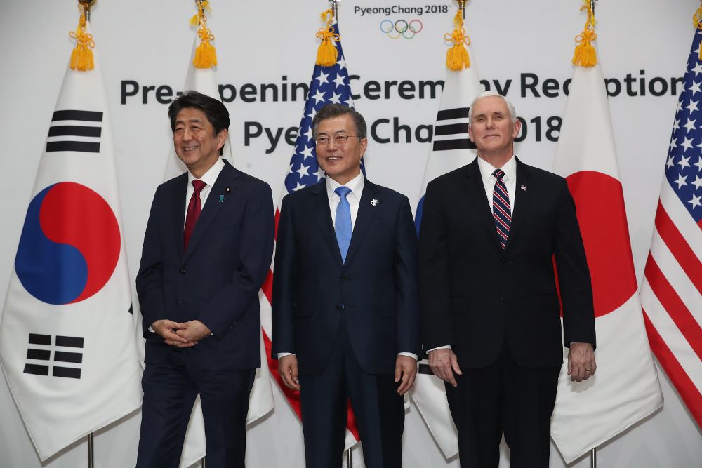El presidente de Corea del Sur, Moon Jae-in (C), posa con Mike Pence (d) y Shinzo Abe.