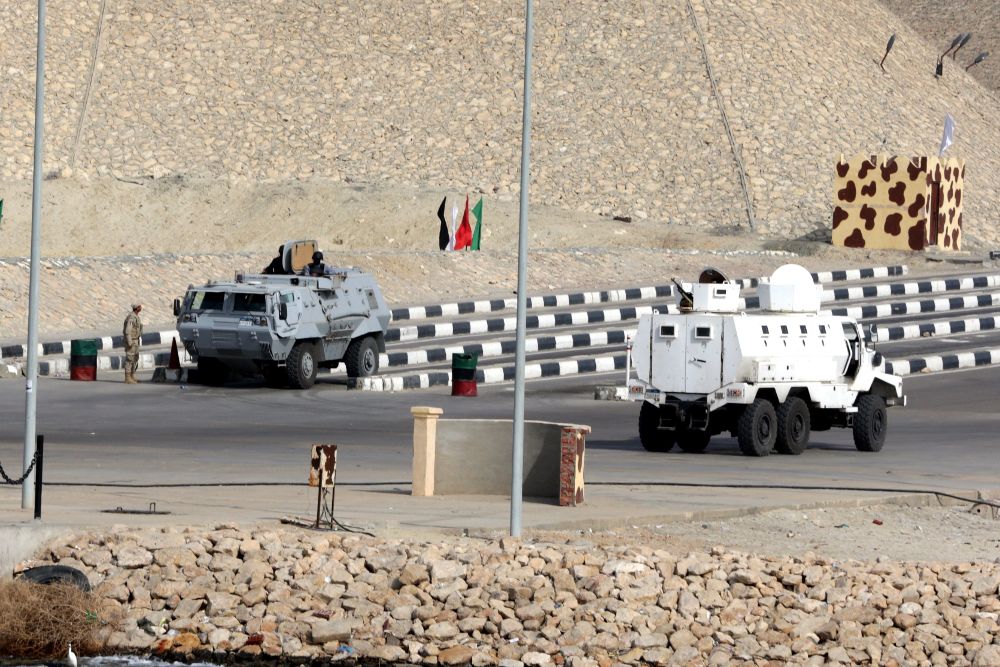 Miembros de las fuerzas de seguridad egipcias toman posiciones de vigilancia en el norte de Sinaí.