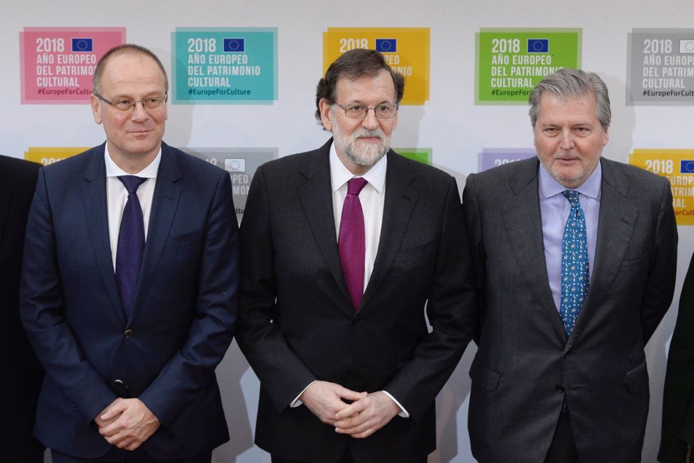 Mariano Rajoy, entre Íñigo Méndez de Vigo (d), y el Comisario Europeo de Educación, Cultura, Juventud y Deporte, el húngaro Tibor Navracsics.