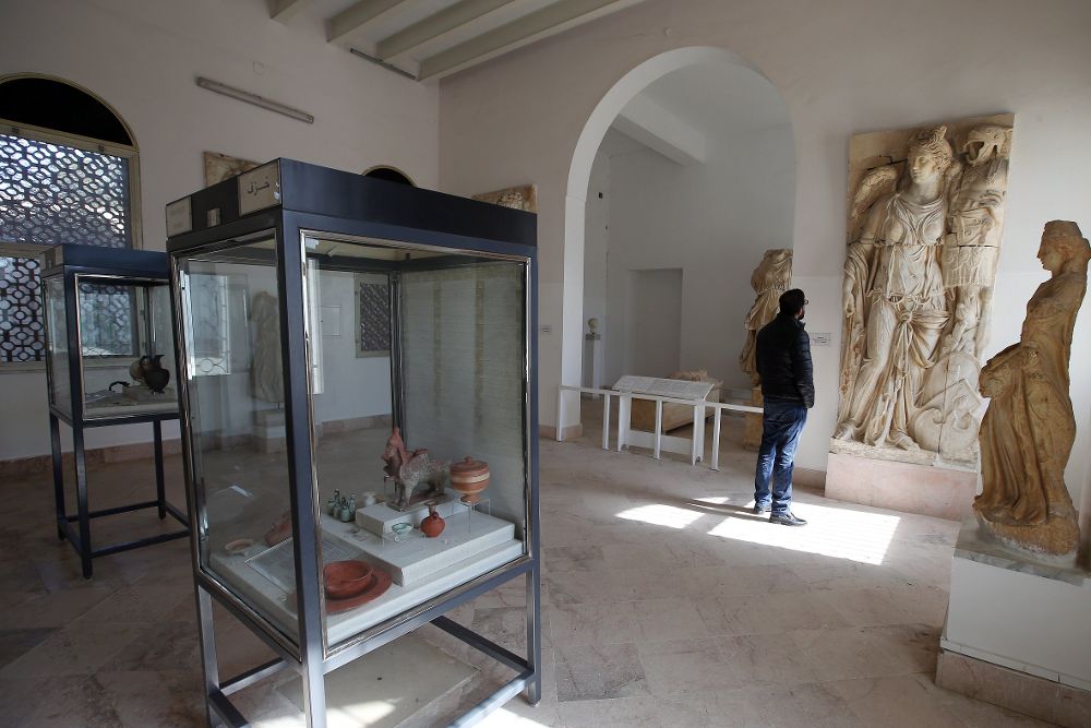 Un hombre observa piezas expuestas en el Museo de Cartago, Túnez.