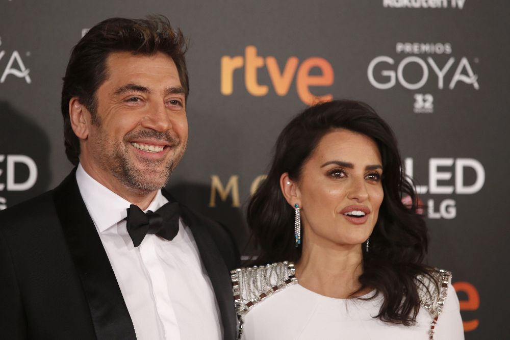Los actores Penélope Cruz (d) y Javier Bardem, a su llegada a la ceremonia de entrega de la 32 Edición de los Premios Goya.