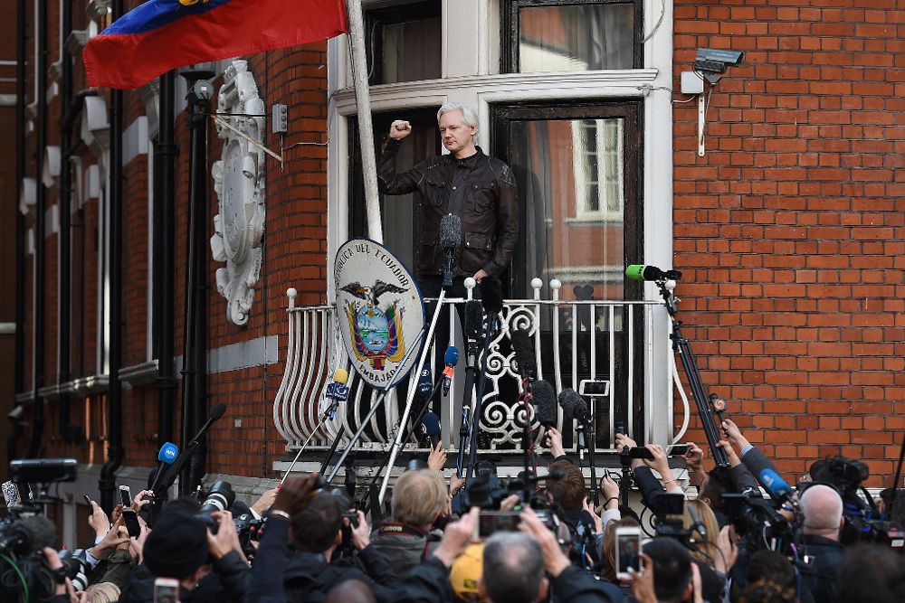 Imagen de arcgivo de Julian Assange en el balcón de la embajada ecuatoriana de Londres, Reino Unido.