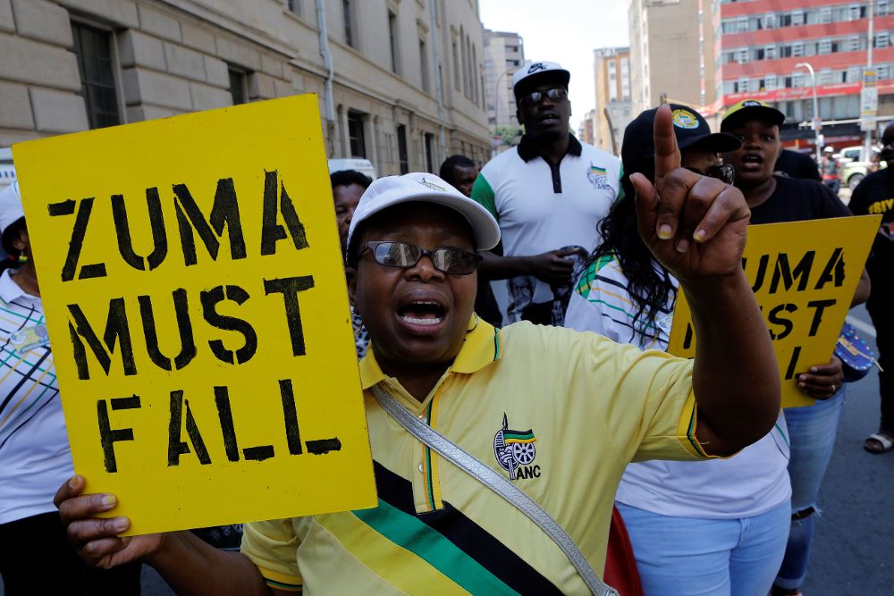 Simpatizantes del vicepresidente Cyril Ramaphosa piden la dimisión de Zuma.