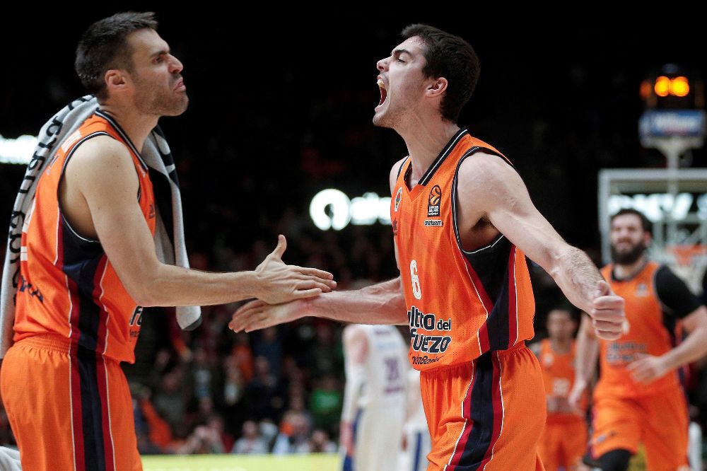 Los jugadores del Valencia Basket Alberto Abalde (d) y Fernando San Emeterio celebran una canasta en partido de Euroliga.