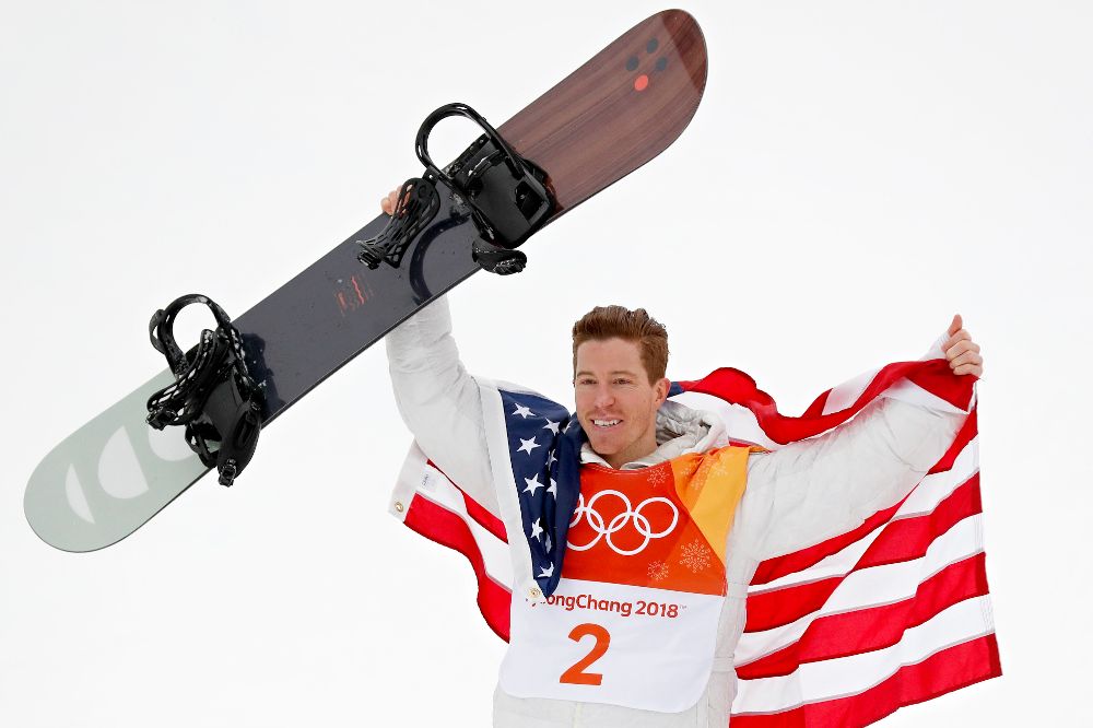 El estadounidense Shaun White, ganador de la medalla de oro, celebra durante la ceremonia.