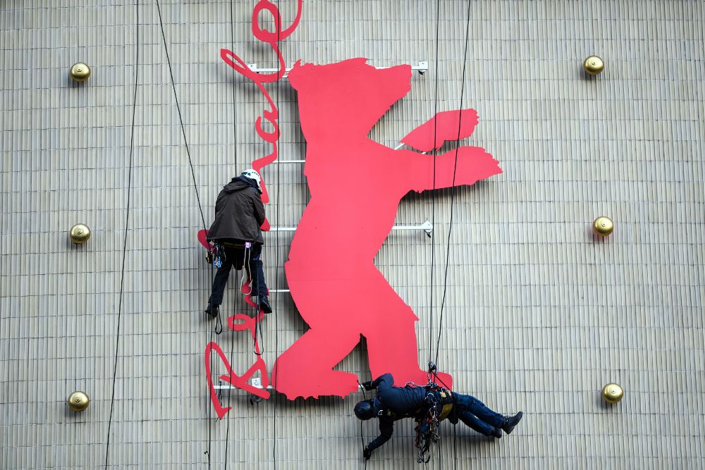 Varios trabajadores instalan el oso de la Berlinale.