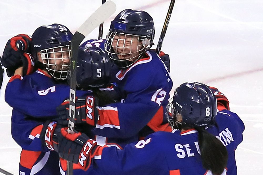 Las jugadoras del equipo femenino de hockey de Corea celebra el primer gol en los Juegos Olímpicos de invierno de PyeongChang 2018.