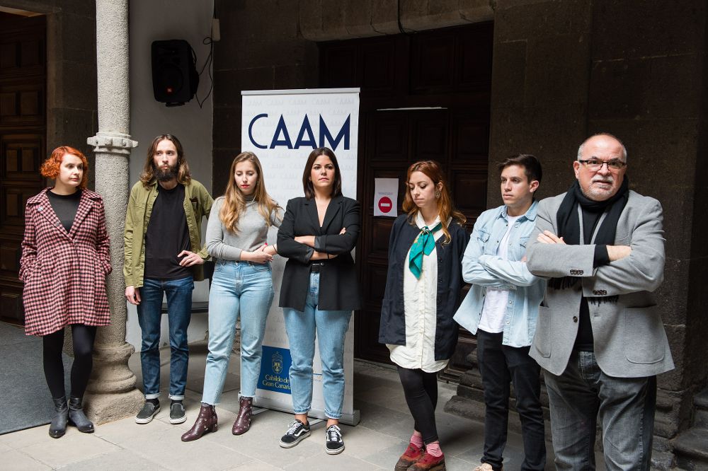 El director del CAAM junto a los cinco artistas en la presentación de la exposición