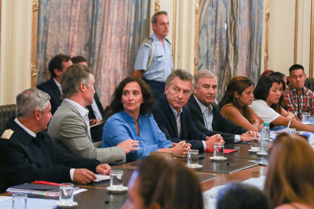 El presidente de Argentina, Mauricio Macri (c), en una reunión con familiares de los tripulantes del submarino ARA San Juan, el pasado día 6, en la Casa Rosada en Buenos Aires.