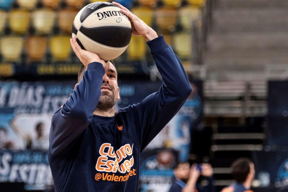 El jugador del Valencia Basket Club Rafa Martínez en un momento del entrenamiento realizado hoy, previo al comienzo de la Copa del Rey de Baloncesto.