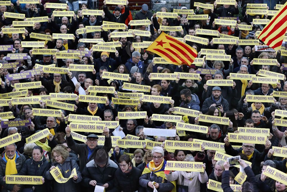 Cientos de ciudadanos se concentraron frente al ayuntamiento de Sant Vicenç dels Horts (Barcelona), en un acto organizado por ERC.