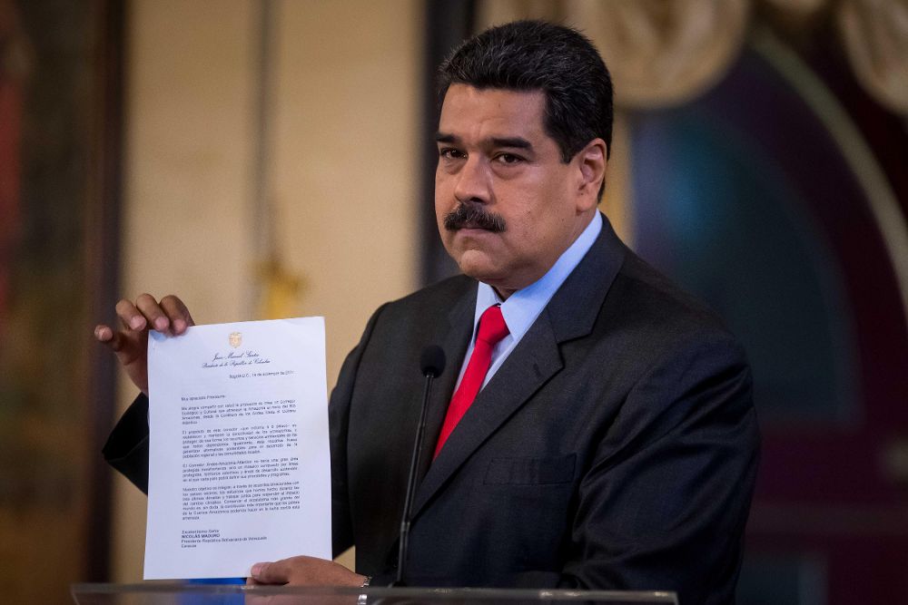 El presidente de Venezuela, Nicolás Maduro, muestra una carta que recibió por parte del presidente de Perú, Pedro Pablo Kuczynski, para invitarle a la Cumbre de las Américas.