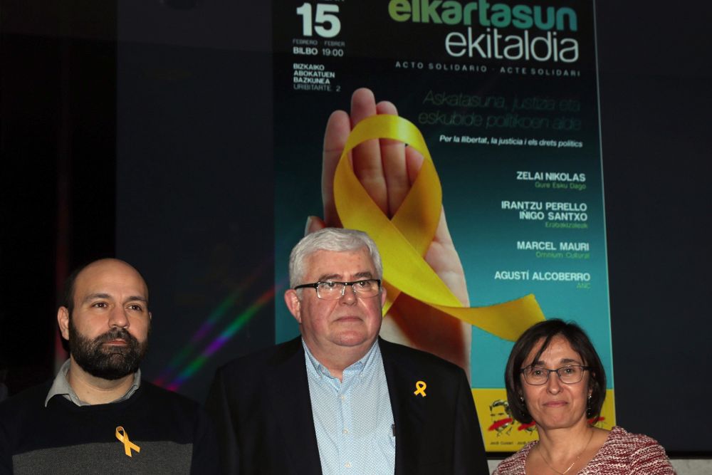 El vicepresidente de ANC, Agustí Alcoberro (c), junto al vicepresidente de Omnium Cultural, Marcel Mauri (i), y la Portavoz de Gure Esku Dago, Zelai Nikolas.