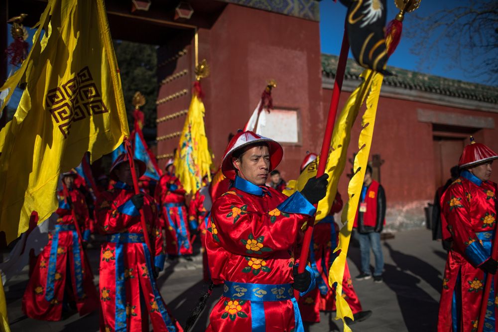 Artistas chinos vestidos con trajes tradicionales realizan una recreación de un ritual de sacrificio imperial de la dinastía Qing (1636-1912) para adorar a la Tierra, con motivo del primer día del Año Nuevo Lunar hoy, viernes 16 de febrero de 2018, en el Parque Ditan en Pekín (China)