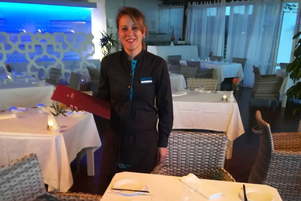 Elisabeth Robledo durante una jornada laboral en el restaurante Las Roccas, en el hotel Jardín Tropical, de Costa Adeje.