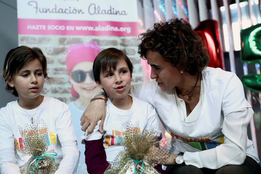 La ministra de Sanidad, Servicios Sociales e Igualdad, Dolors Montserrat (d), junto a algunos niños de la Fundación Aladina.