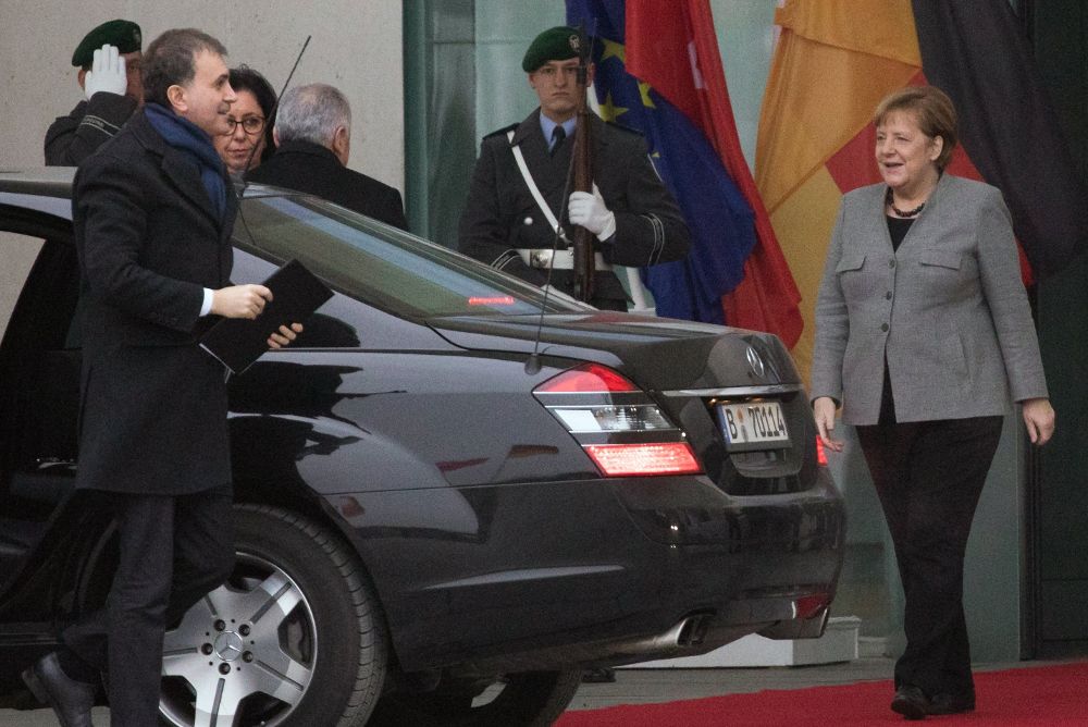 La canciller alemana, Angela Merkel (d), recibe al primer ministro turco, Binali Yildirim (3d) el 15 de febrero de 2018. 