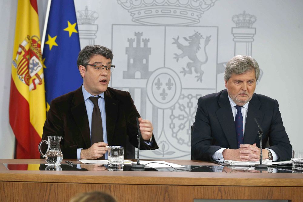 El ministro de Educación y portavoz del Gobierno, Íñigo Méndez de Vigo (d), y el ministro de Energía, Turismo y Agenda Digital, Álvaro Nadal (i).