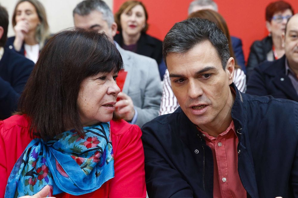 Pedro Sánchez, conversa con la presidenta, Cristina Narbona.